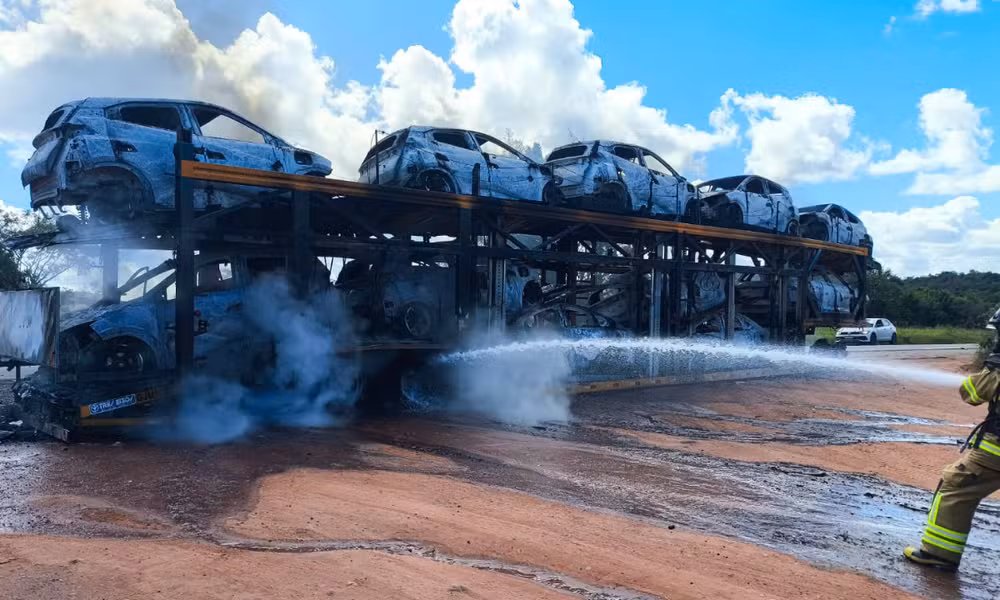 ALAGOINHAS: Incêndio destrói carga de veículos elétricos da BYD em carreta na BR-101