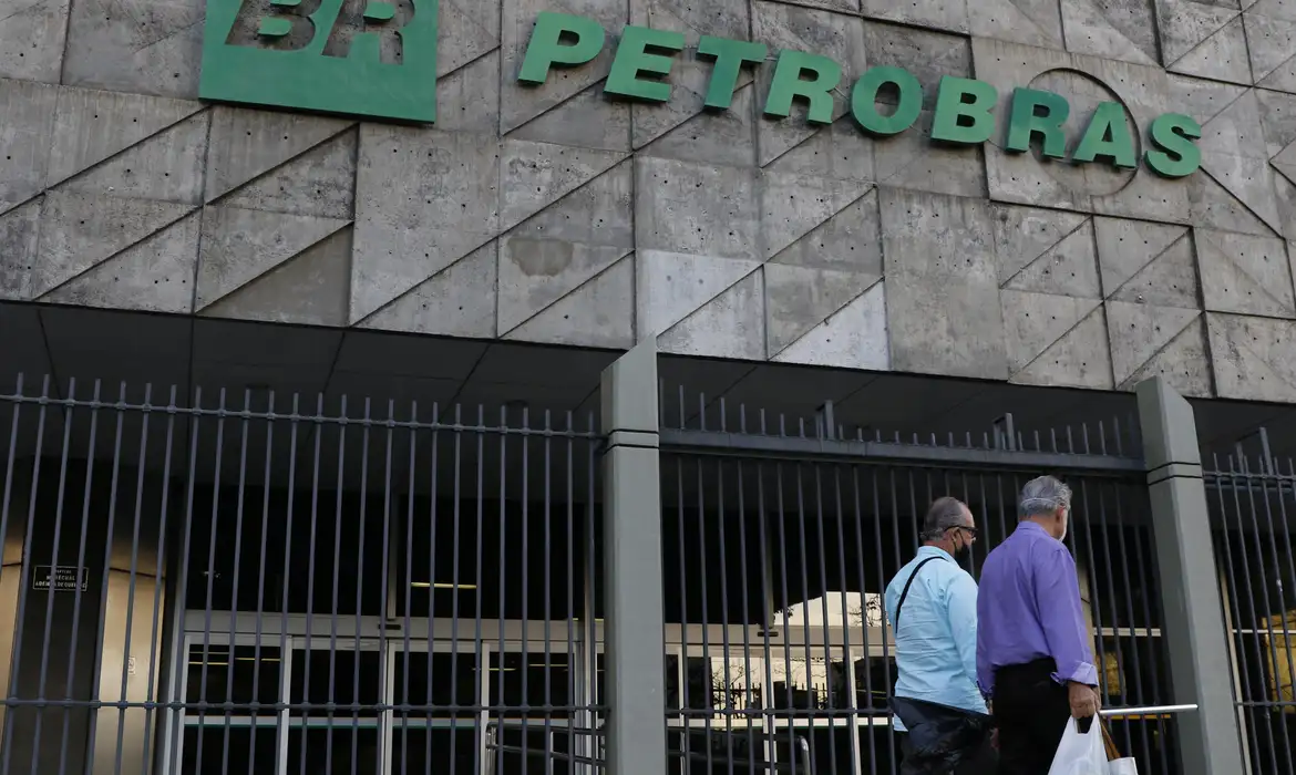 Com alívio da guerra, Petrobras reduz preço do querosene de aviação